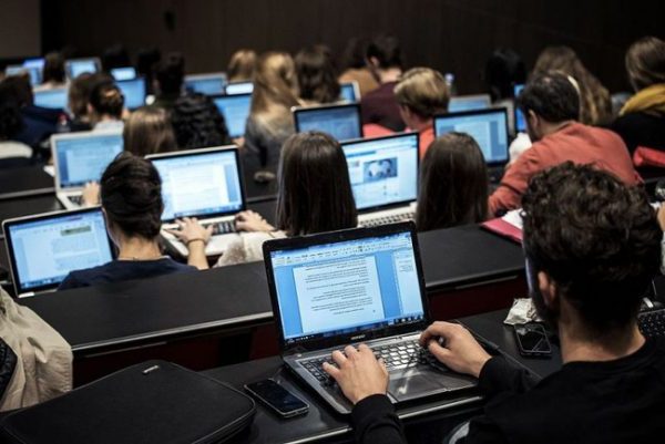 Laptop là một vật dụng học tập không thể thiếu đối với sinh viên