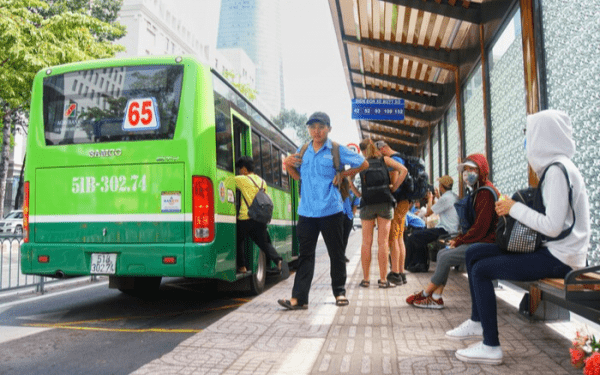 Xe buýt là phương tiện được đông đảo sinh viên lựa chọn để đi lại