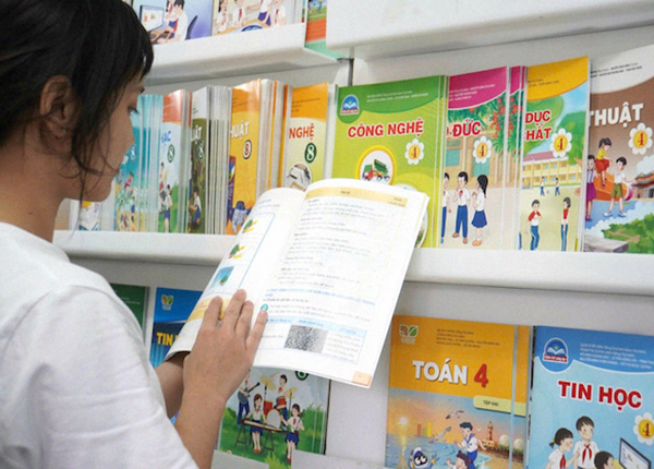 Xem xét miễn phí sách giáo khoa cho học sinh từ năm 2026